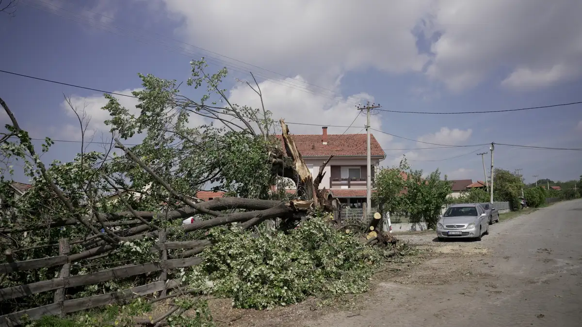 Za mojih 65 godina ne pamtim ovakvu oluju: Nevreme u Gornjoj Gorevnici napravilo haos - jak vetar nosio krovove, čupao drveće (FOTO)(VIDEO)