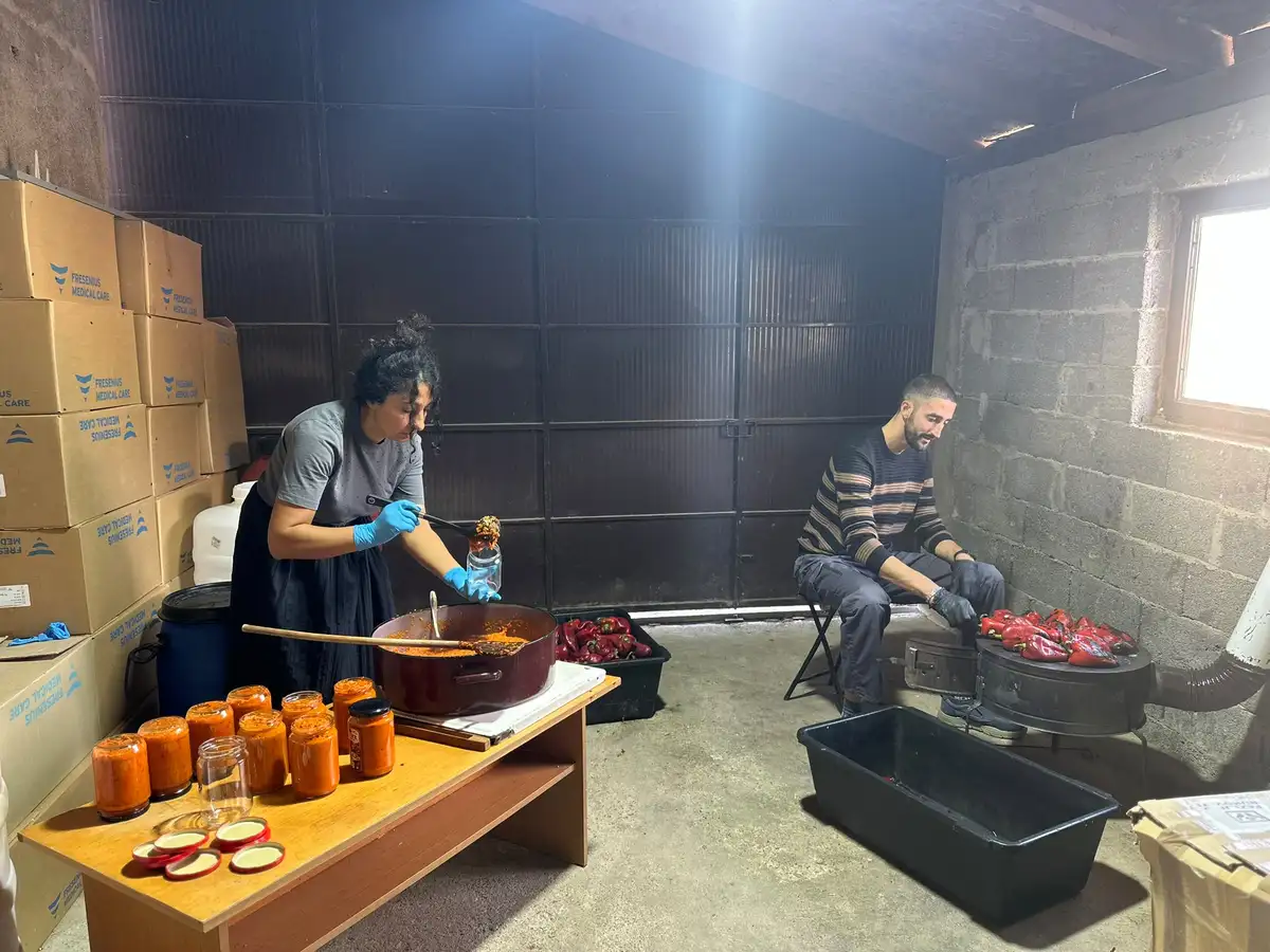 Ovo je tajna dobrog, domaćeg ajvara: Gordana iz Mrčajevaca ove jeseni ima pune ruke posla, a pomaže joj sin Ivan (FOTO)
