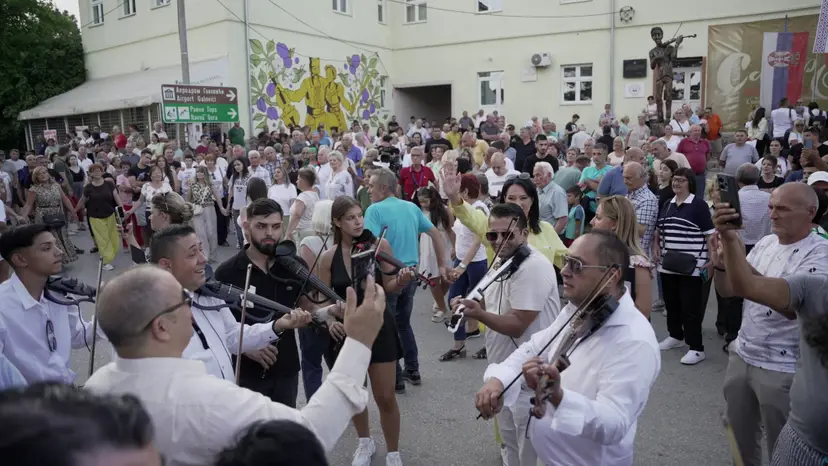 Odjeknule violine kroz Pranjane, ovo selo od danas je najveselije u Srbiji: Počela manifestacija koja je potpuno oživela suvoborski kraj - na stotine saboraša već stiglo (FOTO)