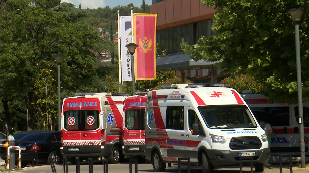 Vozač iz Srbije uhapšen zbog nezgode kod Mojkovca: Autobus pun osnovaca udario u stenu, petoro povređenih među kojima četvoro dece u stabilnom stanju