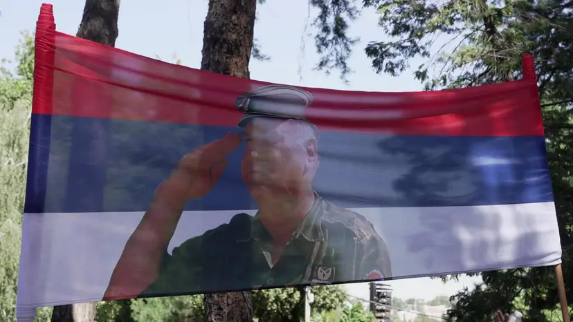 Srpski general je danas otišao u večnost: Sahranjen Ratko Mladić na Topčiderskom groblju - desetine hiljada ljudi ispratilo heroja na večni počinak (FOTO)(VIDEO)