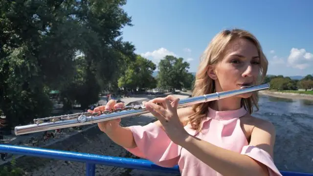 Tijana svira flautu i oduševljava mnoge / foto: RINA