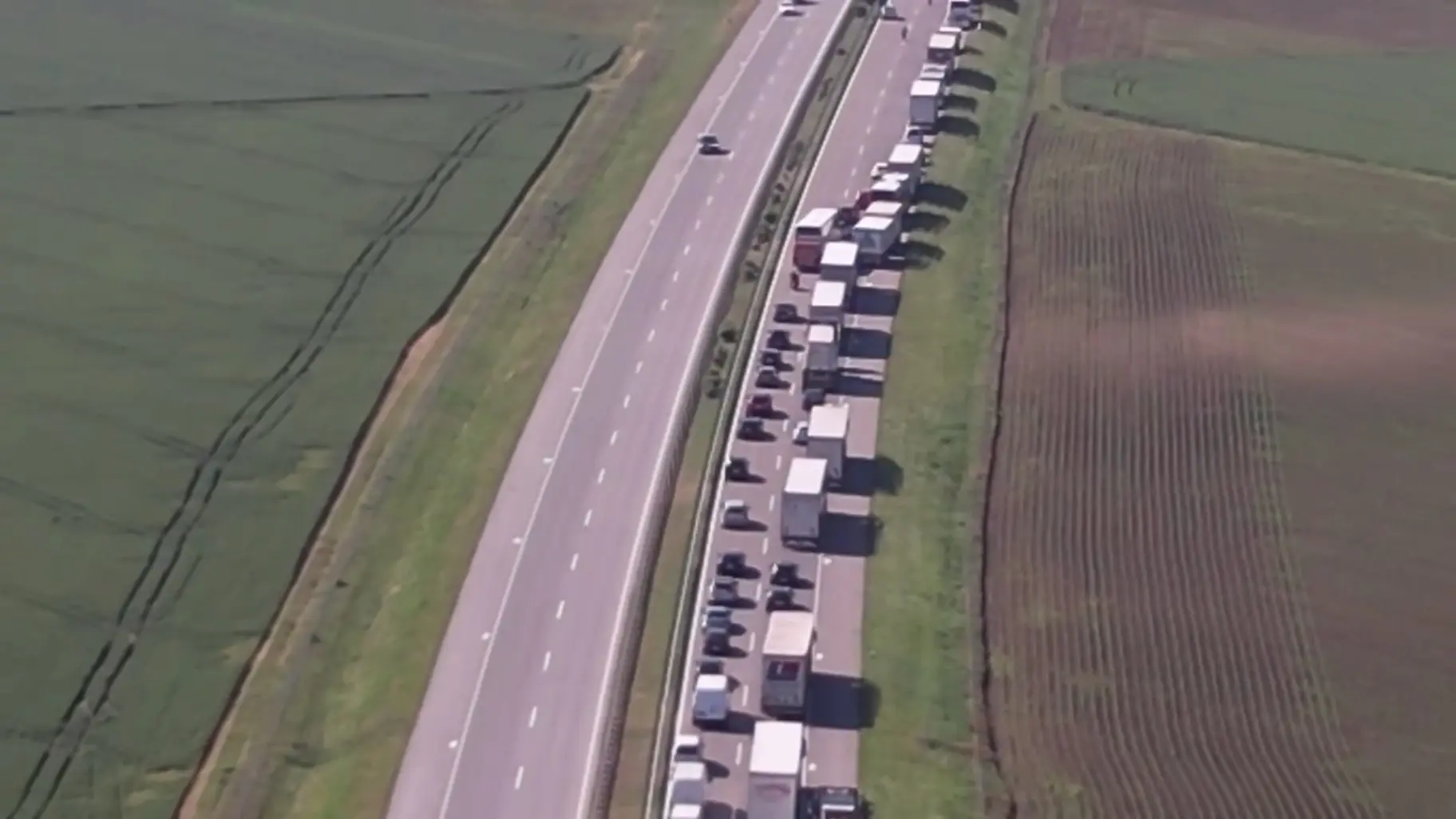 Kilometarska kolona na auto-putu: Ovo su slike sa mesta nezgode kod Novog Sada, sve stoji zbog prevrtanja kamiona (FOTO)(VIDEO)