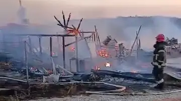 Vatrena stihija progutala dobro opremljenu brvnaru kod Čačka: Izgoreli i prateći objekti, uzrok požara još nije poznat (FOTO)