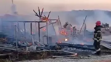 Vatrena stihija progutala dobro opremljenu brvnaru kod Čačka: Izgoreli i prateći objekti, uzrok požara još nije poznat (FOTO)