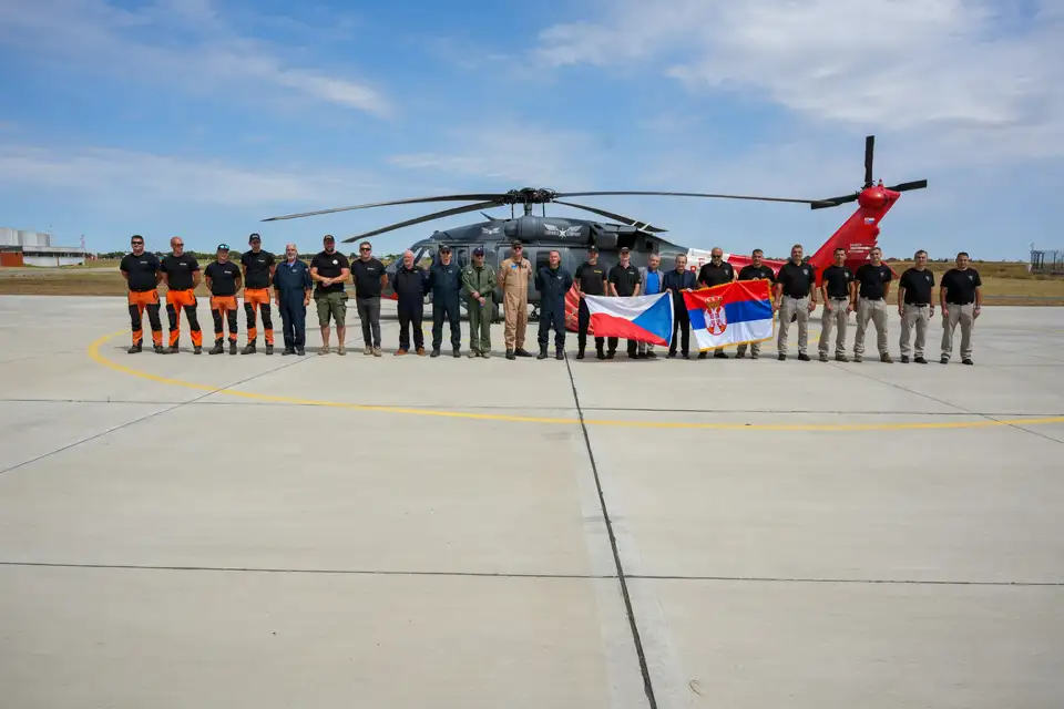 Četiri „Black Hawk“ helikoptera gase požar u Deliblatskoj peščari: Rumunija poslala 69 vatrogasaca, sutra stiže još 56 spasilaca iz Nemačke (FOTO)