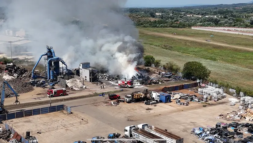 Pod kontrolom vatrena stihija u Kraljevu: Zapalila se mašina za sečenje guma, na terenu 16 vatrogasaca i republički inspektor - ovo su slike sa lica mesta (FOTO)(VIDEO)