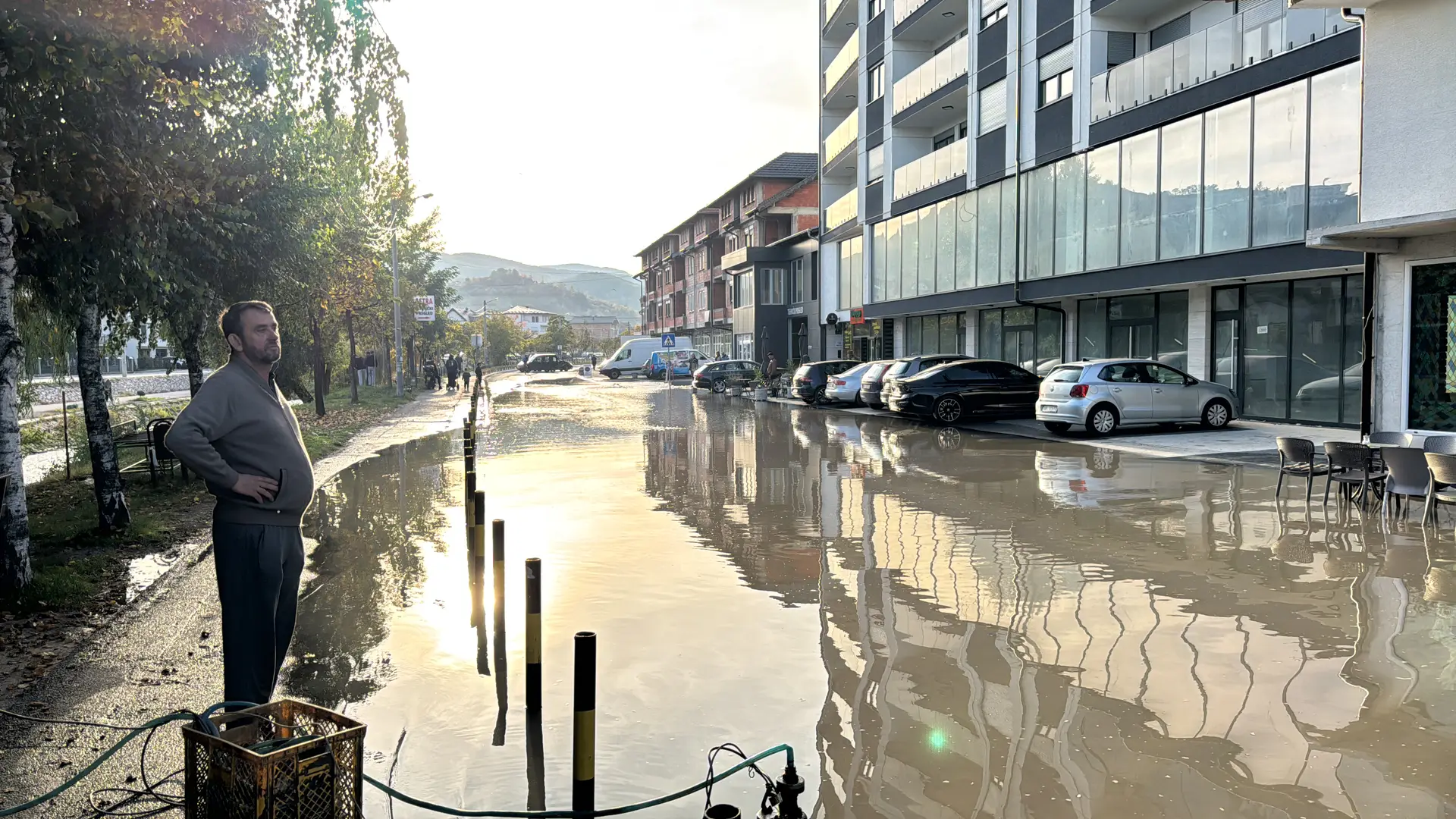 Havarija u Kragujevcu, pukla cev: Na ulicama potop, a na stotine domaćinstava trenutmo bez vode - ekipe hitno poslate na teren
