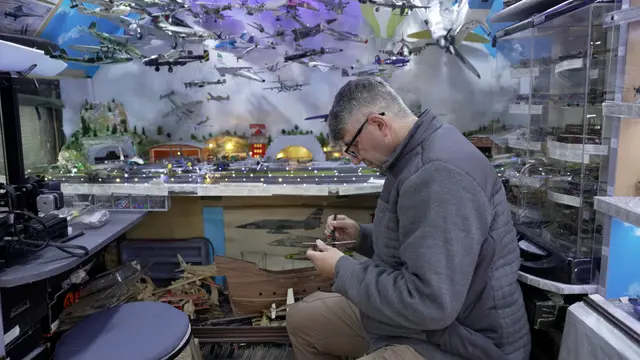 Samir duže od tri decenije skuplja makete aviona / foto: RINA