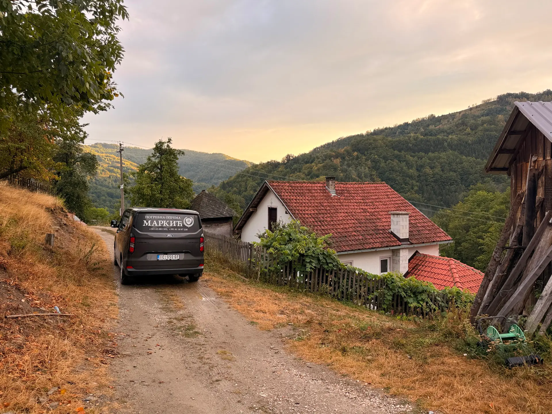 Muk i neverica u ivanjičkom selu: Ovo je kuća u kojoj je ubijen mlađi muškarac, potresene komšije kažu - bio je vredan i dobar čovek (FOTO)