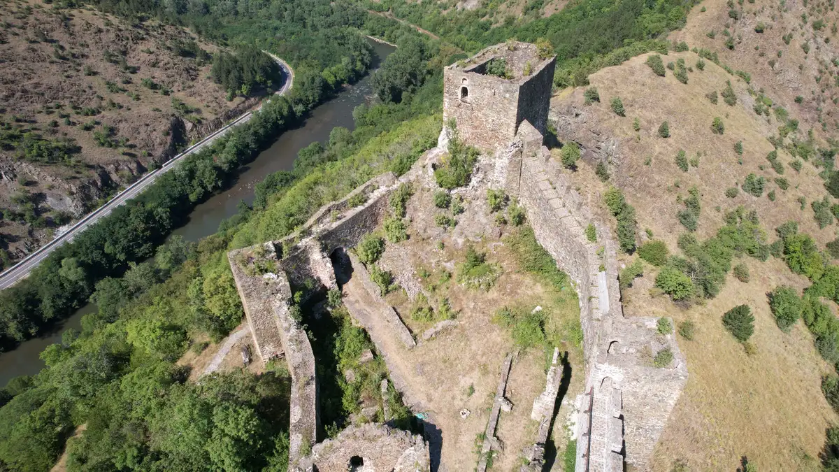 Odbranjena tvrđava Maglič, požar koji je izbio u blizini potpuno likvidiran: Na teritoriji Kraljeva na terenu na desetine vatrogasaca-spasioca i dobrovoljaca