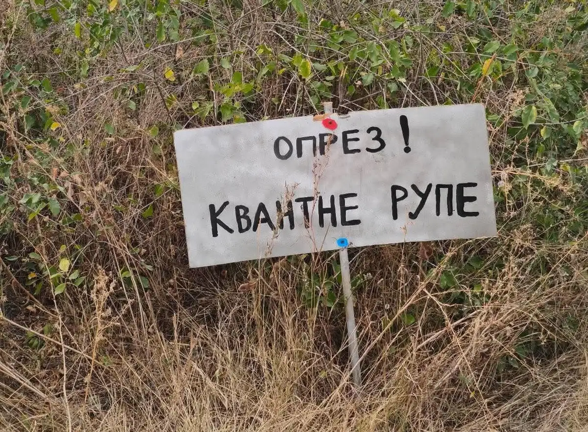 Pazi, kvantne rupe: Neverovatan natpis u selu Varoš na jugu Srbije ali sa razlogom - na lokalnom putu su ogromni krateri (FOTO)